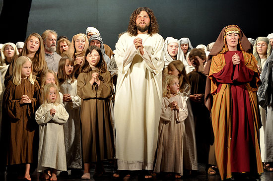 Das gemeinsame Gebet am Ende der Bergpredigt zeugt auch vom Zusammenhalt der Thierseer Passionsspielgemeinde.